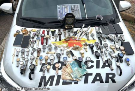 LadrÃµes sÃ£o presos em rodovia de TatuÃ­ (SP) apÃ³s roubo a residÃªncia em TupÃ£ (SP)