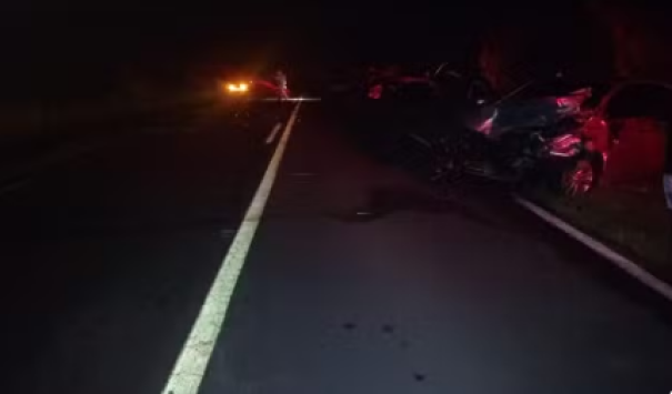 Veículo tenta ultrapassar caminhão, roda na pista e é atingido por carro na Rodovia Júlio Budiski, em Flora Rica