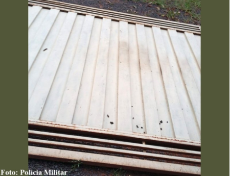 IndivÃ­duo descumpre medida protetiva e derruba portÃ£o da casa da mÃ£e em TupÃ£