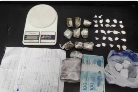 PorÃ§Ãµes de cocaÃ­na e maconha sÃ£o encontradas em pia de casa abandonada e jovens acabam presos em Presidente EpitÃ¡cio