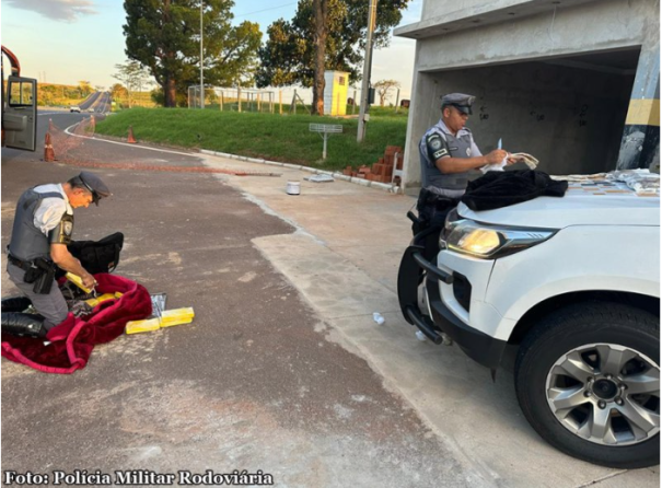 Homem e três mulheres são flagrados com drogas no interior de ônibus na SP-270