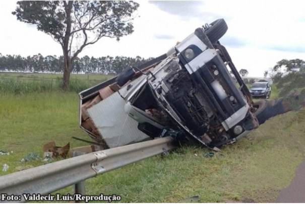 Caminhão de Iacri com carga de ovos tomba na SP-294 em Quintana (SP); motorista sofreu ferimentos leves