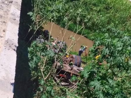 CaminhÃ£o cai de ponte sobre o Rio Santo AnastÃ¡cio na Rodovia da IntegraÃ§Ã£o, em MarabÃ¡ Paulista