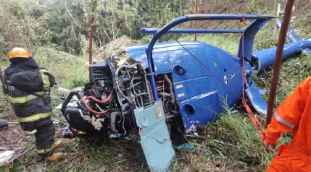 Helicóptero cai na Grande SP e duas pessoas morrem; uma criança e o piloto são resgatados com vida
