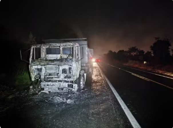 Corpo de motociclista é encontrado carbonizado após colisão frontal com caminhão, em Rancharia