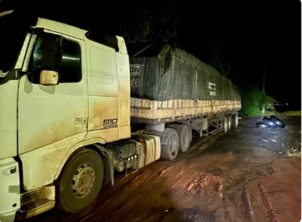 Polícia Rodoviária Federal flagra carreta com 12 pneus irregulares em Marília