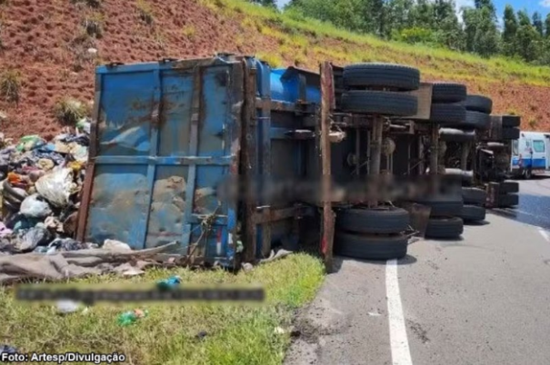 Caminhão de coleta de lixo tomba e bloqueia alça de acesso à SP-225
