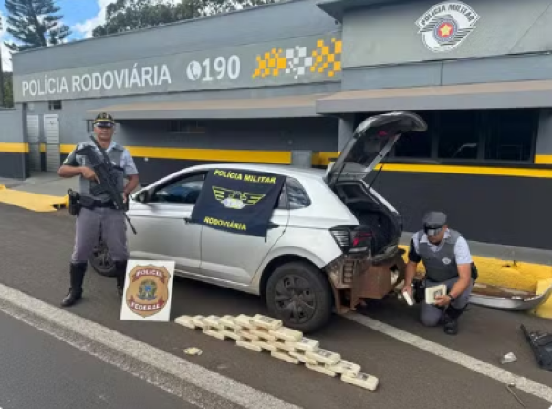 Jovem é preso por tráfico de droga após esconder mais de 27kg de cocaína em fundo falso de carro, em Teodoro Sampaio