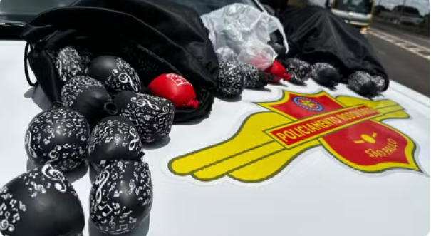 Casal é preso após esconder mais de 8kg de maconha dentro de banheiro de ônibus no interior de SP