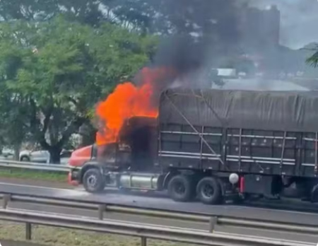 CaminhÃ£o pega fogo na Rodovia Raposo Tavares, em Presidente Prudente
