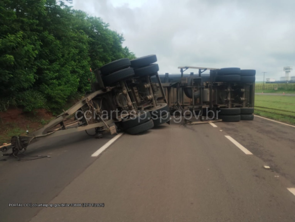 Estouro de pneu causa tombamento de carreta na SP-294