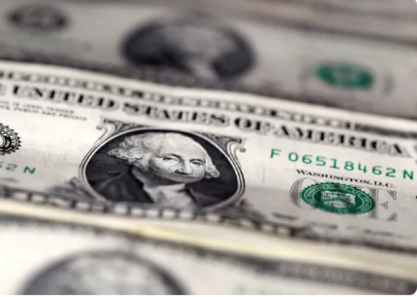 Dólar opera com volatilidade após dados de emprego mostrarem um mercado aquecido no Brasil