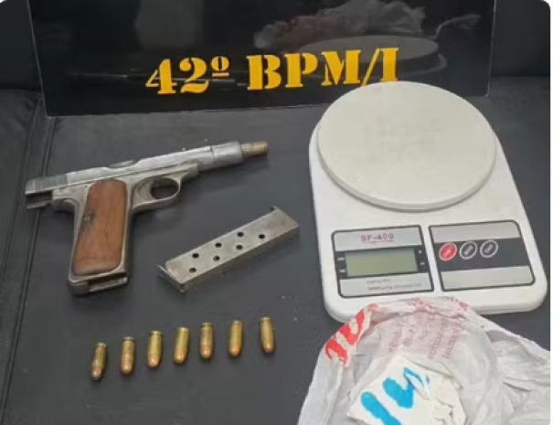Com pistola municiada e cocaína, rapaz é preso em flagrante por posse irregular de arma de fogo e tráfico de droga em Pres. Epitácio
