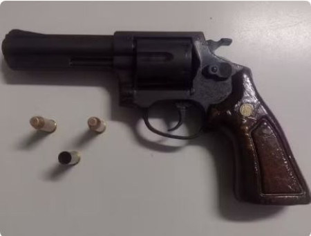 Com revÃ³lver municiado escondido em fundo falso de guarda-roupas, rapaz Ã© preso em flagrante em Presidente Prudente