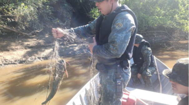 Piracema: Policia Ambiental apreende petrechos de pesca no rio Aguapeí em Adamantina