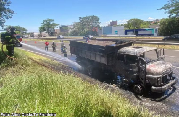 Caminhão carregado com pedras pega fogo na Rodovia Raposo Tavares