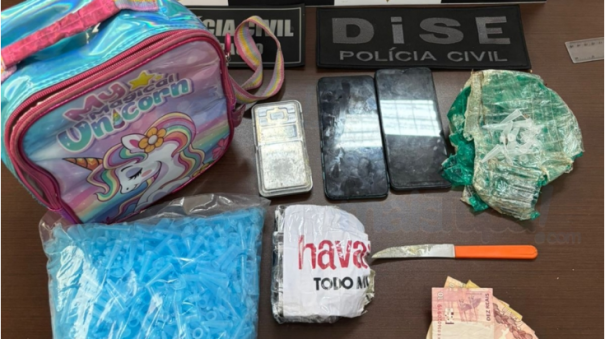 DISE prende mulher que guardava tijolo de cocaína em meio a pertences do filho