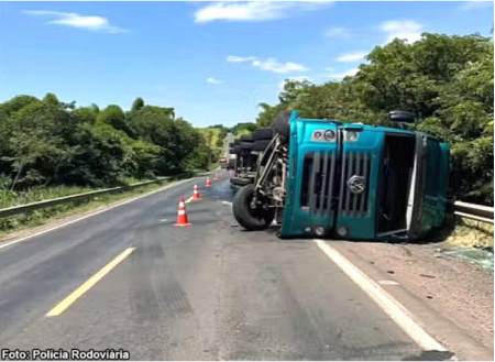 CaminhÃ£o carregado com madeira tomba e interdita BR-153 em OcauÃ§u