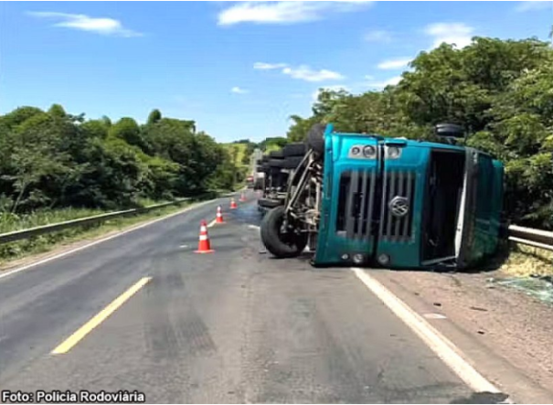 Caminhão carregado com madeira tomba e interdita BR-153 em Ocauçu