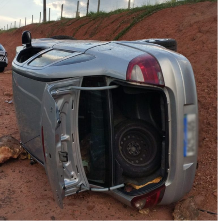 Carro capota e pega fogo deixando quatro pessoas feridas
