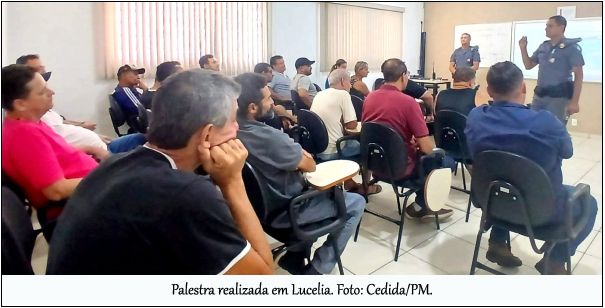 Policias militares aplicam palestra a condutores do transporte escolar em Lucélia