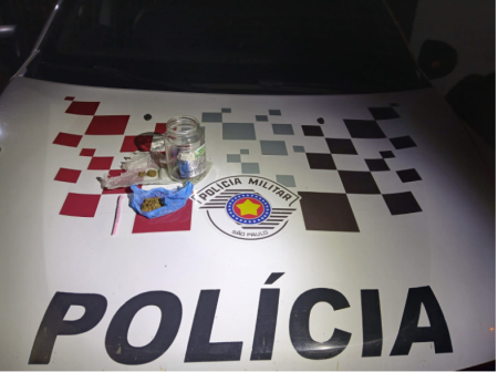 PolÃ­cia Militar prende homem por porte de drogas em SalmourÃ£o