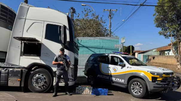 Motorista é preso em flagrante com mais de 50kg de drogas escondidas embaixo de cama na cabine de carreta em Taciba