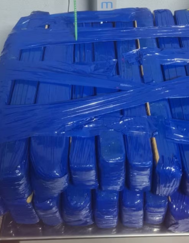 Ao tentar fugir após pegar sacola plástica com droga, motorista é preso com mais de 200kg de maconha, em Presidente Prudente