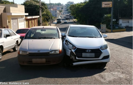 Motoristas saem sem ferimentos de colisÃ£o no Jardim Cerejeiras em Bastos