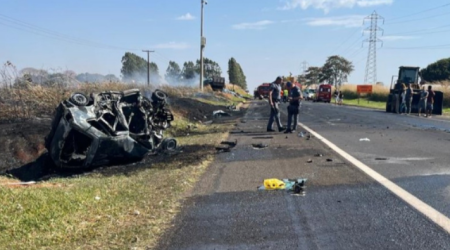 Motorista morre carbonizado em colisÃ£o frontal na SP-284, em MartinÃ³polis