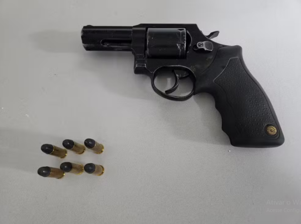 Ao dispensar revólver em terreno baldio, jovem de 20 anos é preso em flagrante, em Pres. Prudente