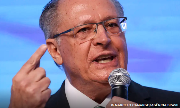 Brasil está conversando “com reserva” com Estados Unidos, diz Alckmin