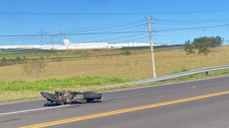 Motociclista fica ferida apÃ³s ser atingida por roda de caminhÃ£o na SP-294 em Pompeia
