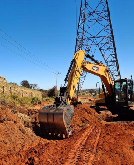 MaquinÃ¡rio agrÃ­cola atinge rede elÃ©trica e interrompe fornecimento de energia para mais de 800 pessoas, em Rancharia