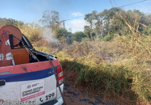 Incêndio em vegetação às margens de estrada rural em Bastos é extinto pela Defesa Civil