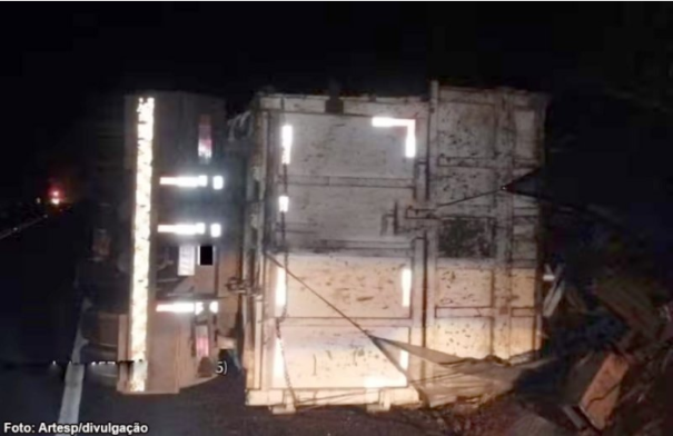 Caminhão carregado com 26 toneladas de sucata tomba em Paraguaçu Paulista