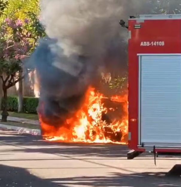 Carro pega fogo em rua do condomínio de luxo João Paulo 2º, em Presidente Prudente