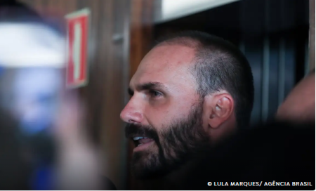 Moraes determina bloqueio de bens e contas de Eduardo Bolsonaro