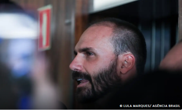 Moraes determina bloqueio de bens e contas de Eduardo Bolsonaro