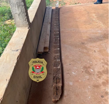 Homem Ã© preso por furtar viga de madeira da calÃ§ada do prÃ³prio pai em Monte Castelo