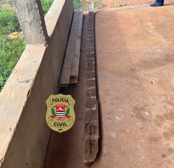 Homem é preso por furtar viga de madeira da calçada do próprio pai em Monte Castelo