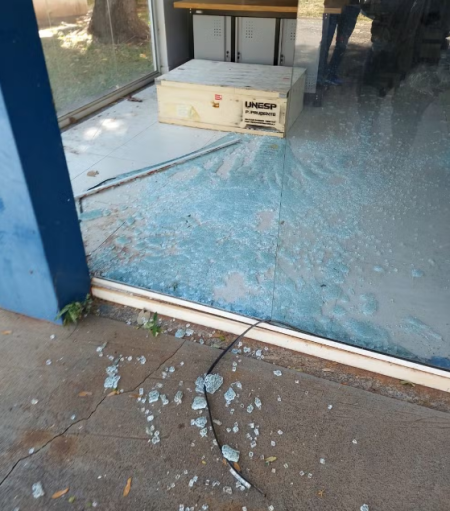 Rapaz Ã© preso e hospitalizado apÃ³s surtar e quebrar porta de vidro no campus da Unesp, em Presidente Prudente