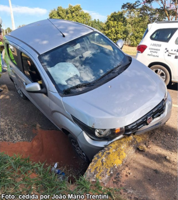 Carro cai em galerias pluviais às margens da SP-294 em Tupã
