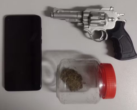 RevÃ³lver de brinquedo Ã© apreendido apÃ³s briga entre casal e mulher no estacionamento de mercado no Vida Nova Pacaembu