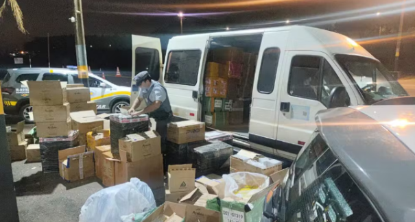 Caixas de perfume e relógios sem nota fiscal são apreendidas em operação no interior de SP