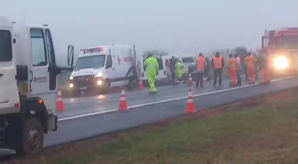 Batida frontal entre Kombis deixa ao menos 13 feridos em rodovia do interior de SP