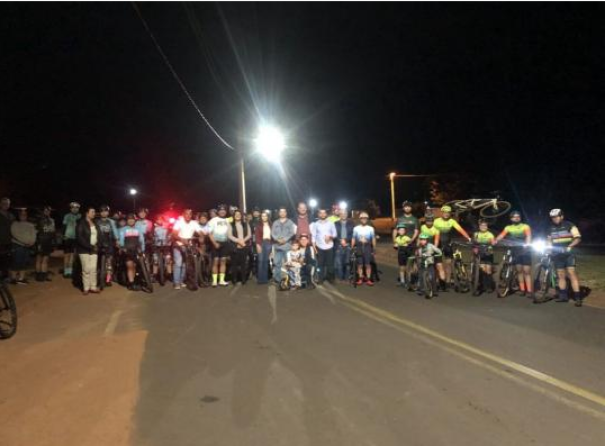 Avenida Adelino Mazucato recebe nova iluminação e transforma rotina de ciclistas em Osvaldo Cruz