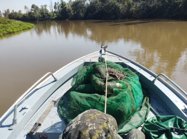 Durante fiscalização náutica, petrechos de pesca são apreendidos nos rios Aguapeí e Paraná, em Paulicéia