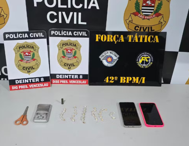 Com 32 porções de crack, homem é preso e adolescente é apreendida em Santo Anastácio