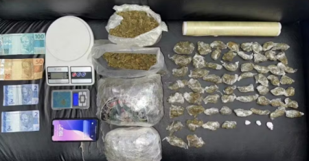 Com porÃ§Ãµes de cocaÃ­na e maconha prontas para comercializaÃ§Ã£o, jovem Ã© preso por trÃ¡fico de drogas em Pres. EpitÃ¡cio